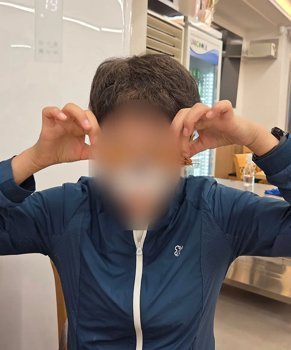 새우 머리튀김을 곁들인 술자리 모습