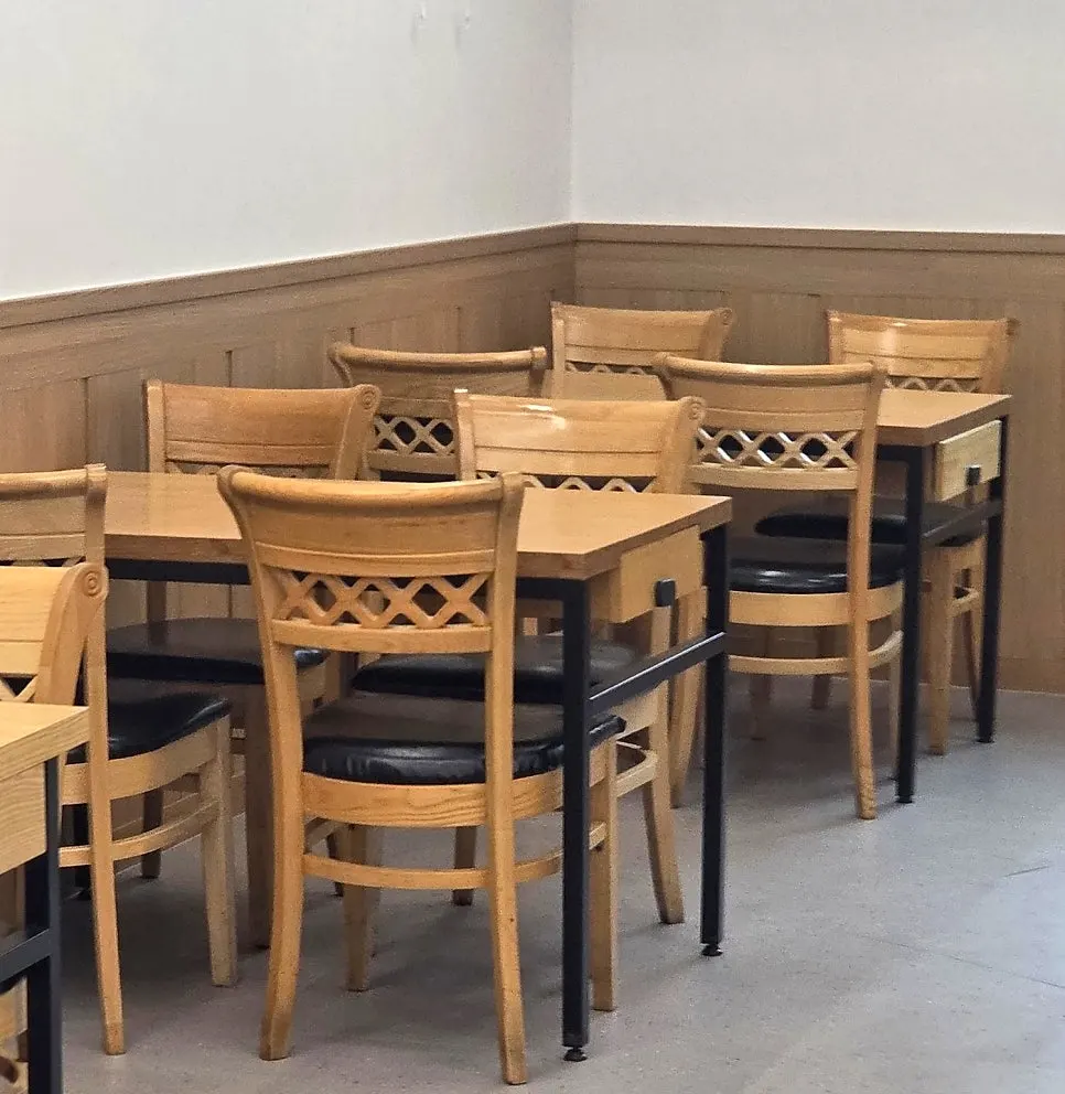 테이블이 많은 제철담은 마포바다 내부