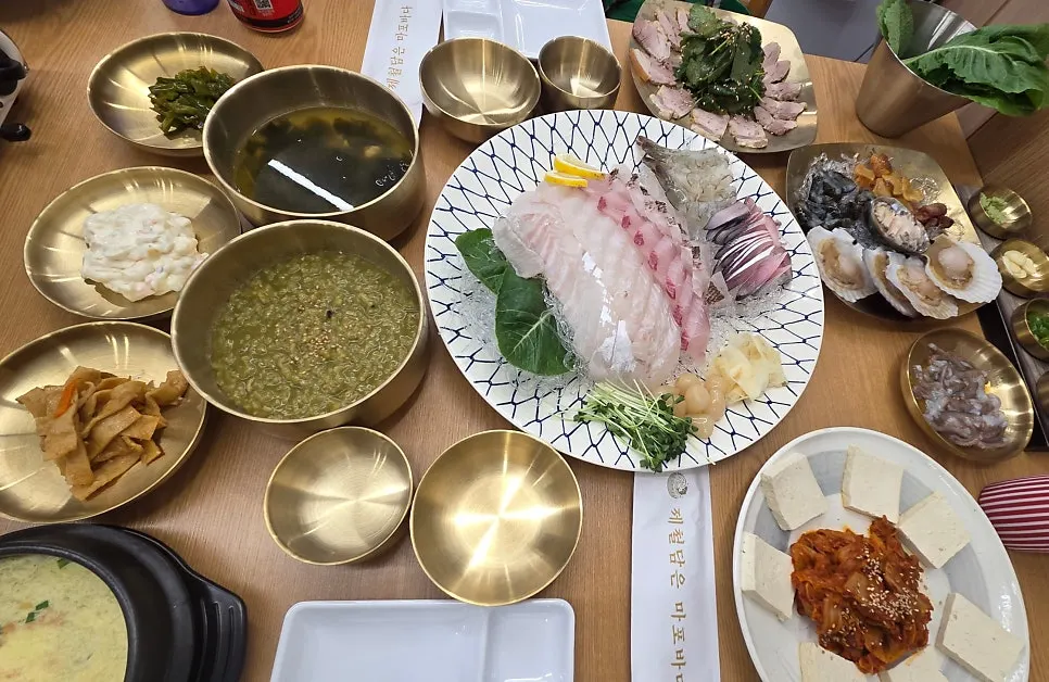 Signature set spread at Jaecheoldameun Mapo Bada