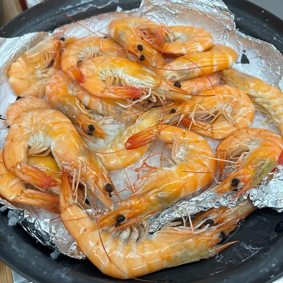 Salt-grilled shrimp served in a full pot