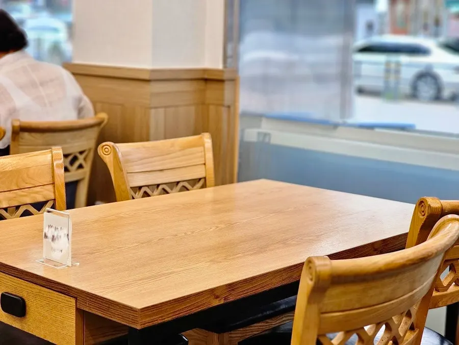 Salón principal de Jaecheoldameun Mapo Bada con ambiente limpio