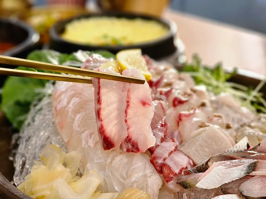Mesa repleta de mariscos que casi se dobla del peso
