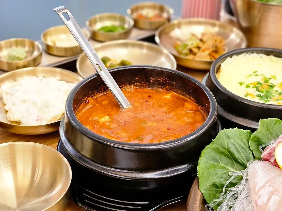 Kimchi jjigae con mucha carne de cerdo y kimchi
