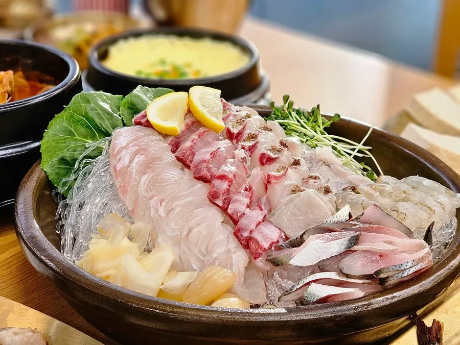 Restaurante frente a la Estación Daeheung con hijas de poco apetito y pargo mascawa de 2kg, Jaecheoldameun Mapo Bada