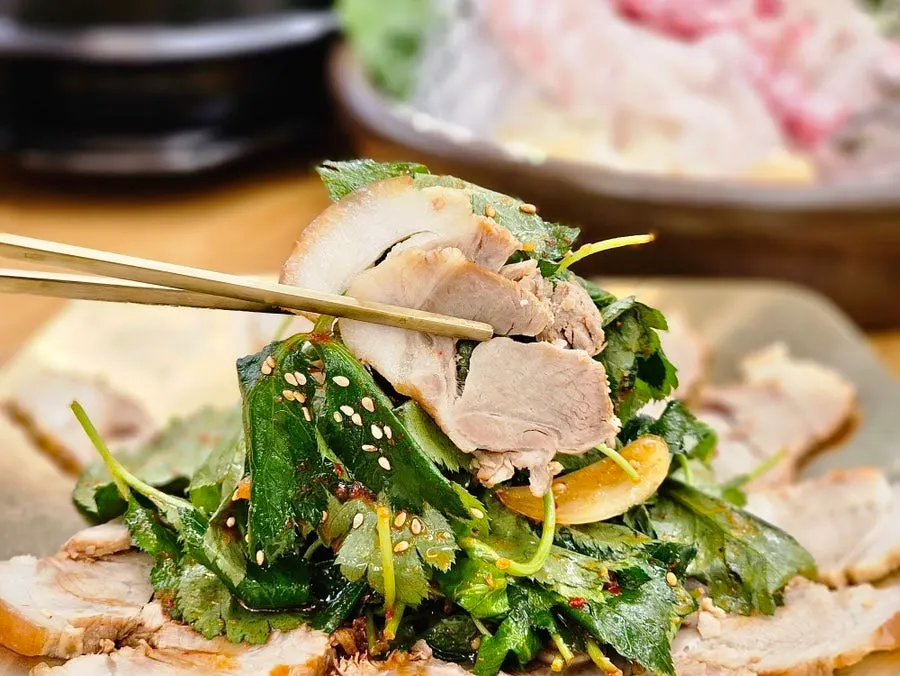 Cerdo hervido frío acompañado de ensalada de chamnamul