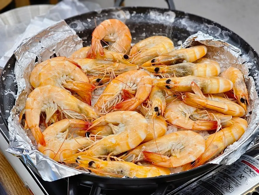 Camarón a la sal cocinándose sobre la sal