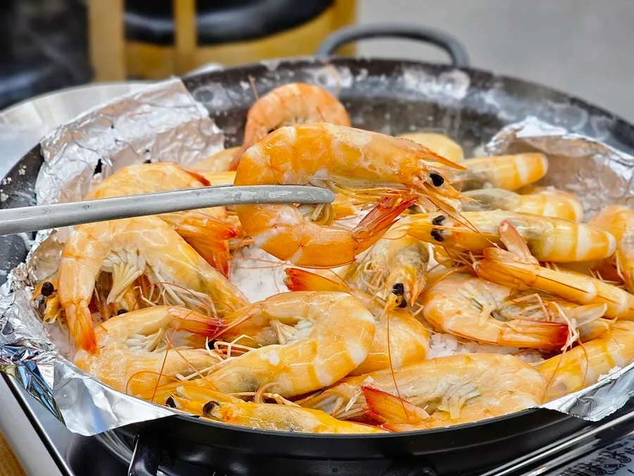 Plato terminado de camarón a la sal