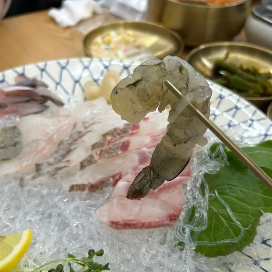 Thickly sliced mixed sashimi