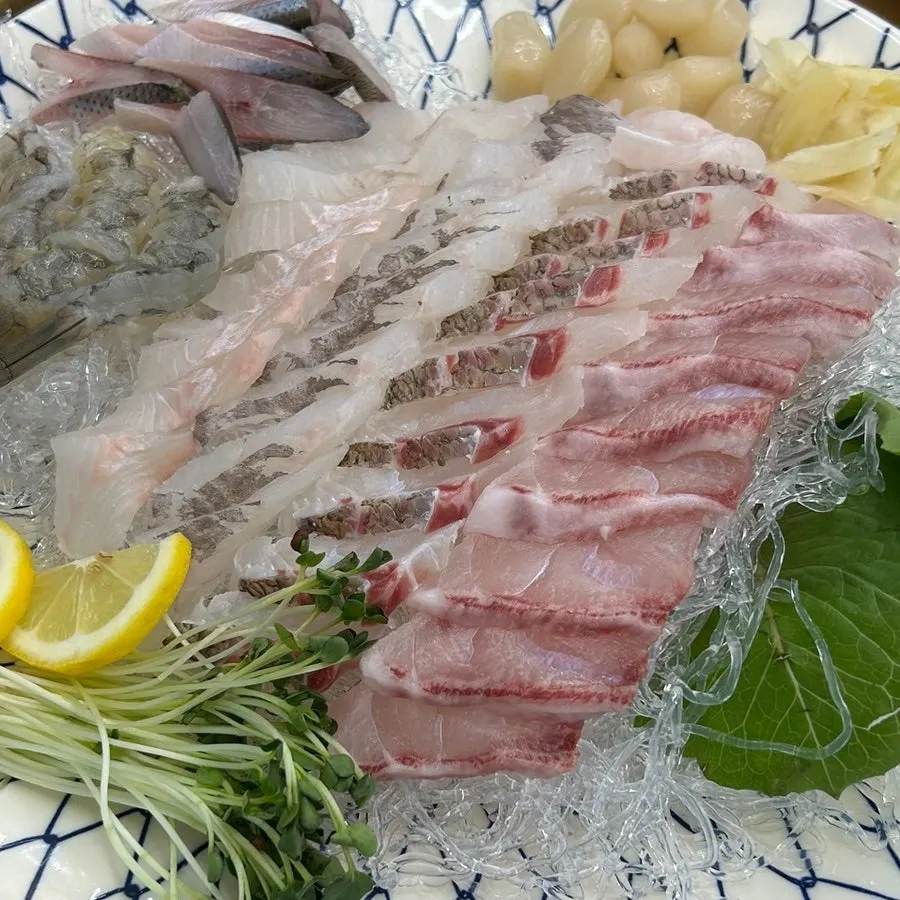 Live shrimp sashimi and four kinds of mixed sashimi