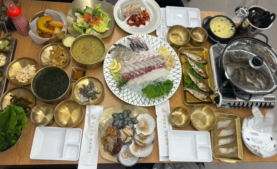 Densely packed Mapo Bada signature set on the table