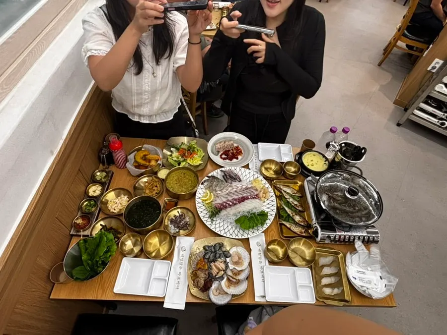 Full 4-person seasonal seafood spread