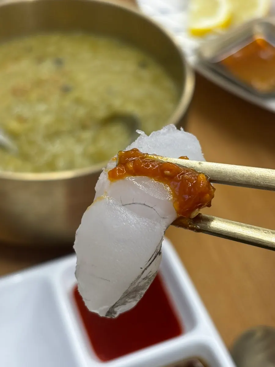 Sashimi plate served with wraps