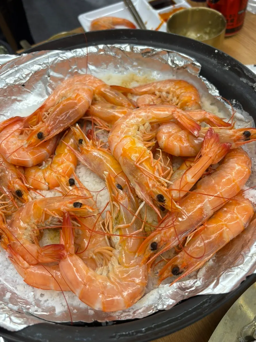 Large salt-grilled prawns