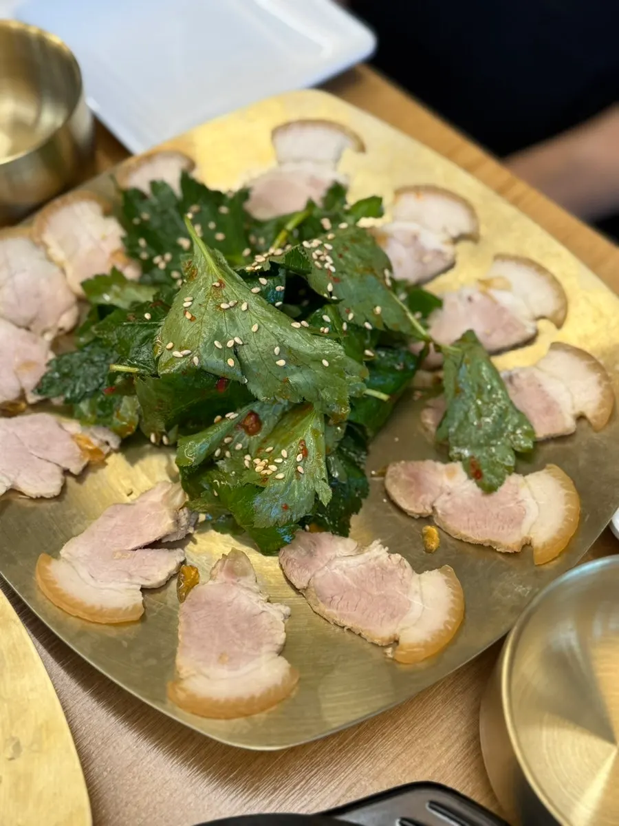 Cold pork served with vegetables