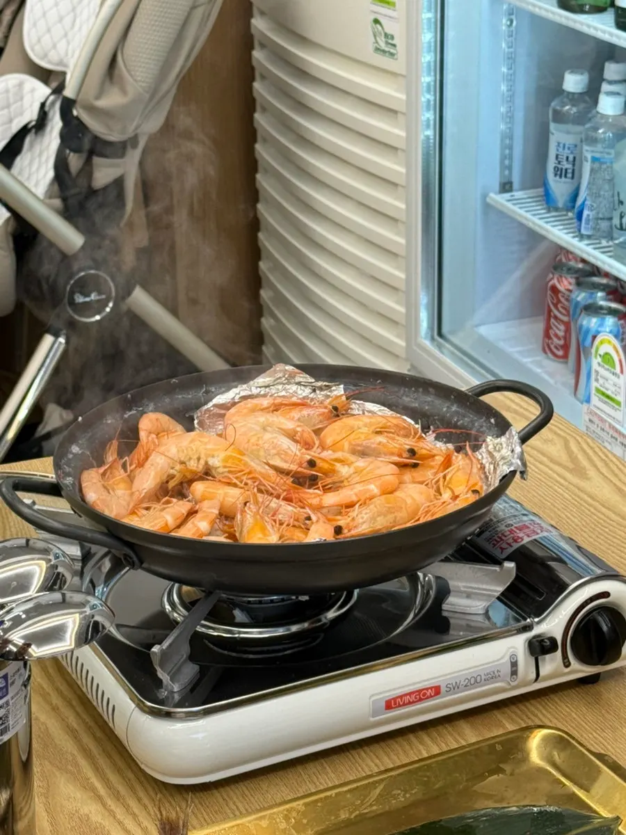 Salt-grilled shrimp cooking on the grill