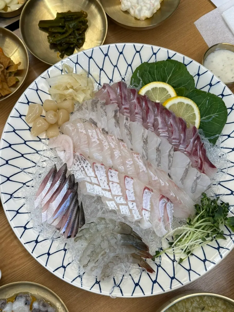 Plate of 4-kind sashimi platter
