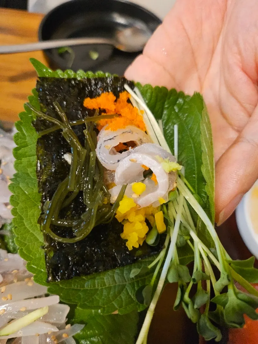 날치알과 해초를 올린 회 쌈 조합