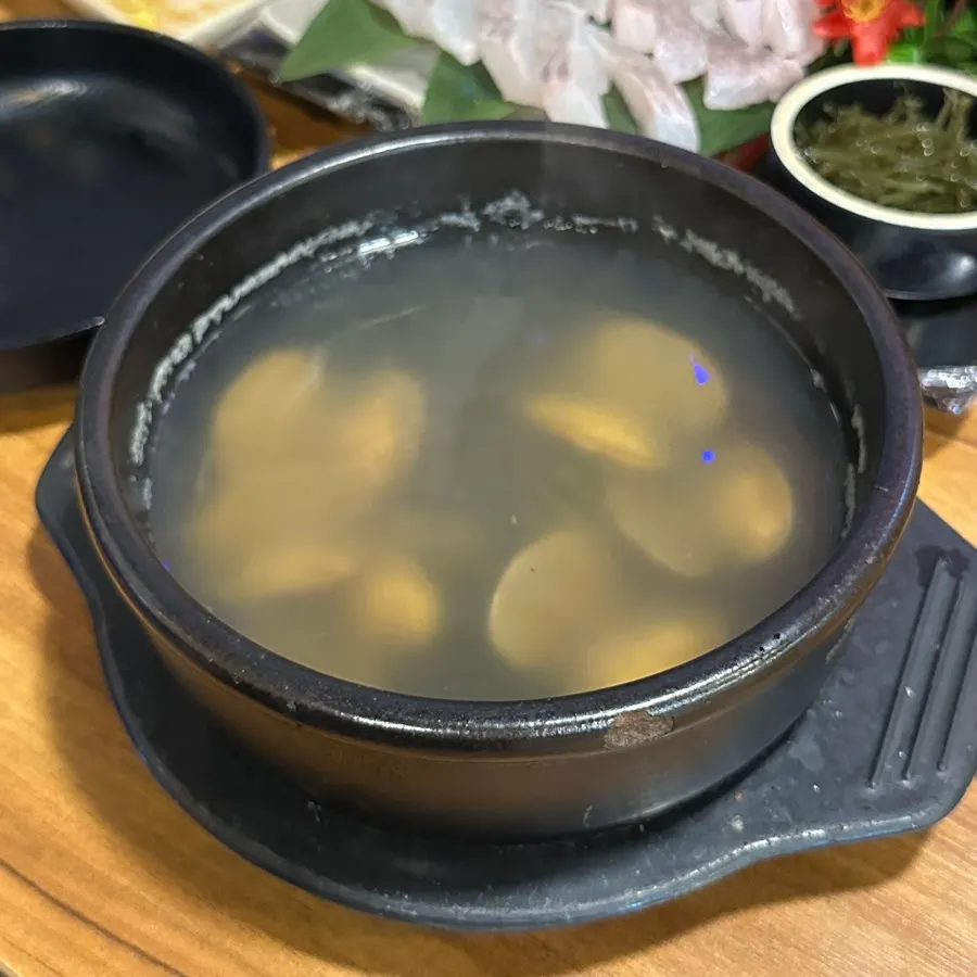 サラダやコシレギなど刺身店の基本おかず構成