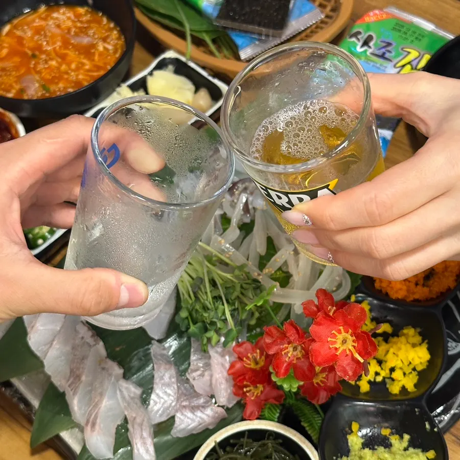 焼酎と一緒に並んだマポパムバダの刺身一式