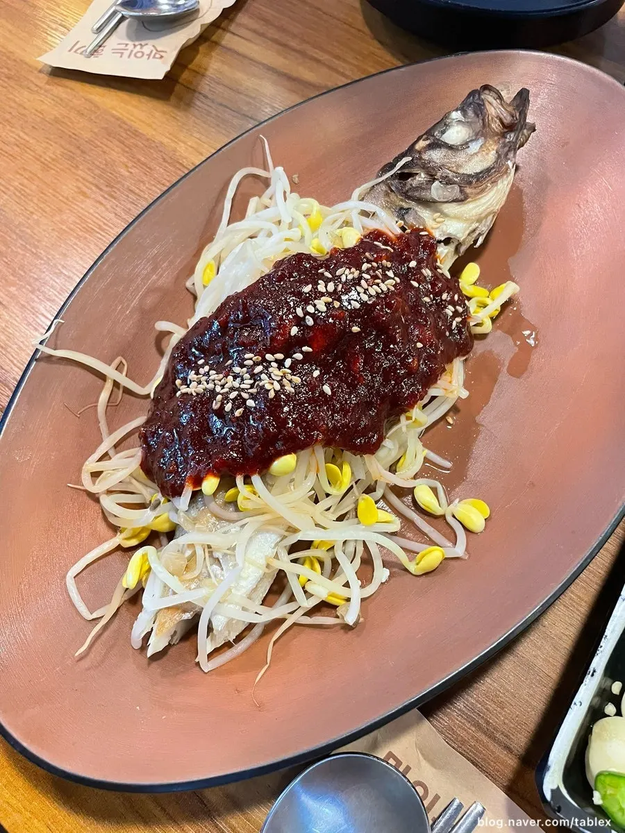 Braised kodari topped with a generous amount of bean sprouts