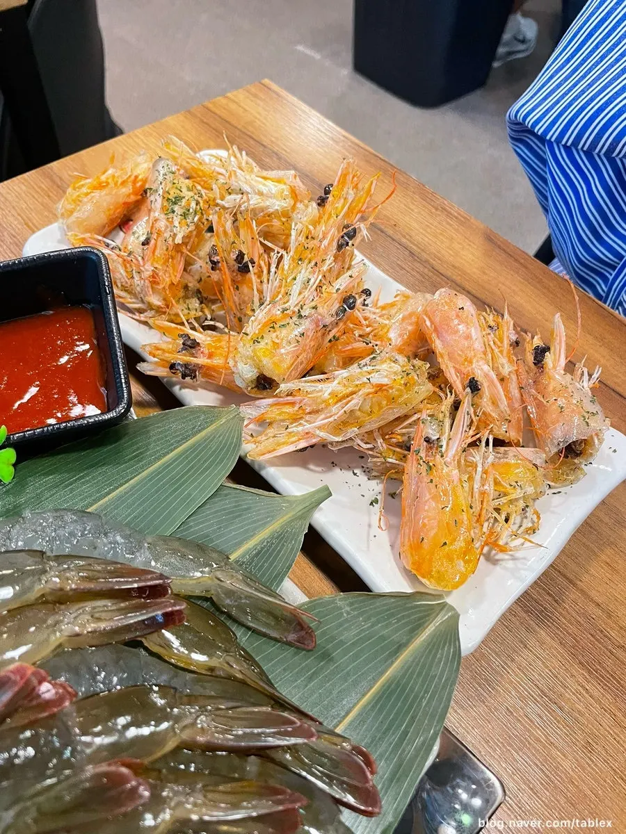 Raw shrimp sashimi served with heads fried crisp