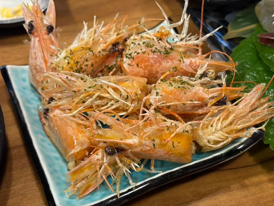 Raw shrimp sashimi with chogochujang and soy sauce dips