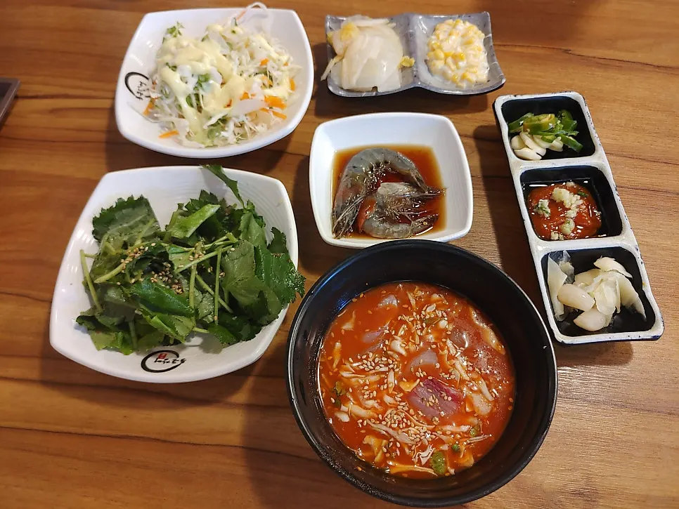 테이블에 차려진 기본찬