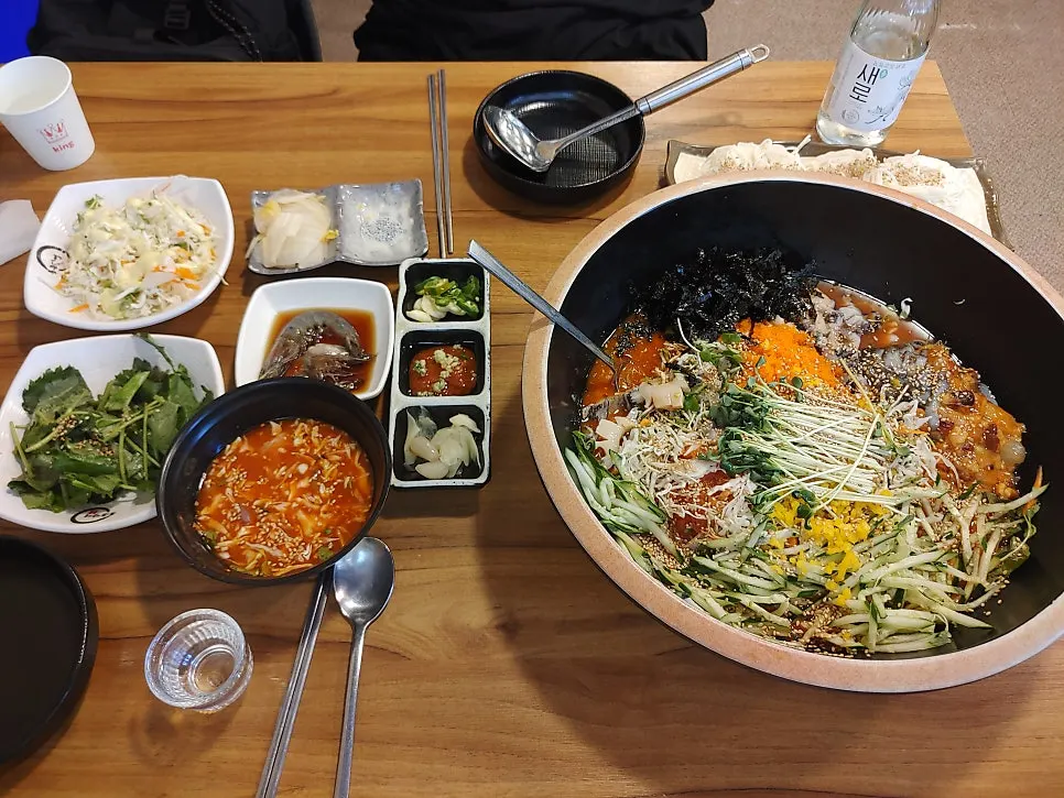 소주잔과 함께한 술상