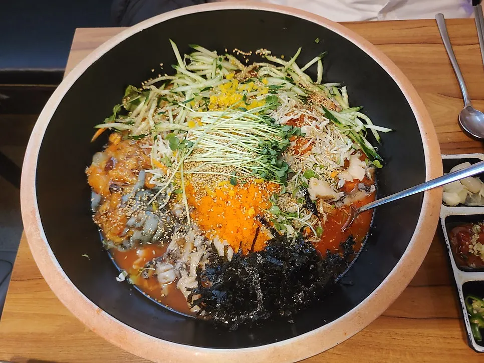 소주와 기본찬이 놓인 점심상