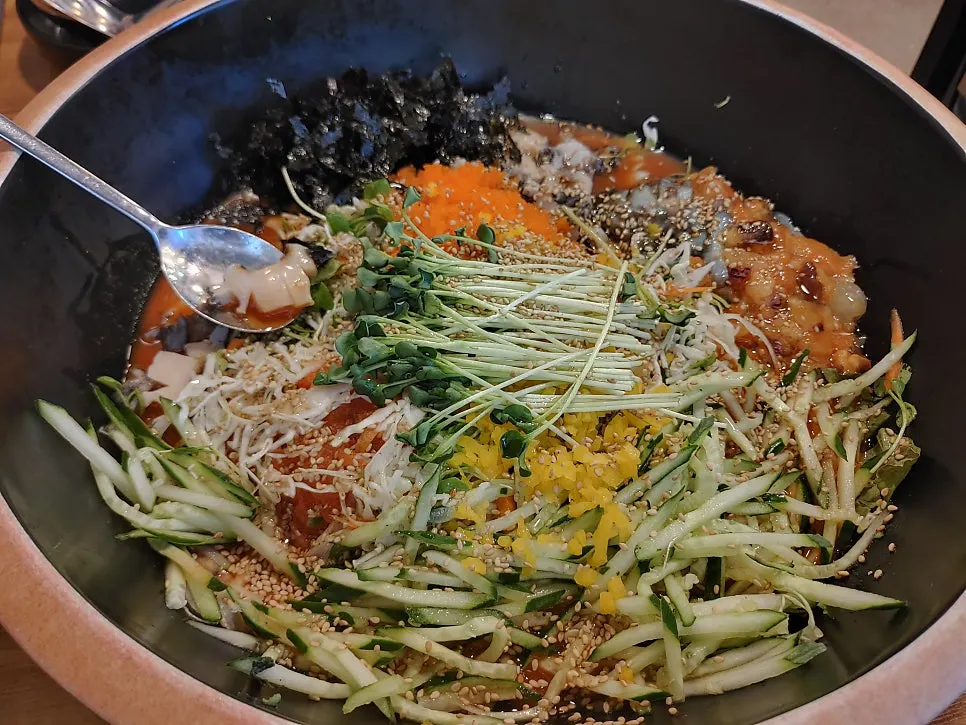채소와 해산물이 올라간 물회