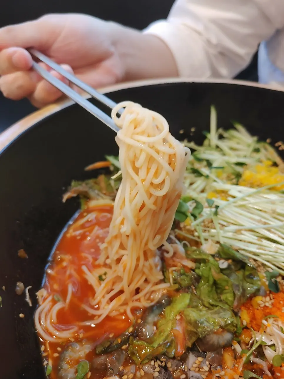 소면을 넣어 섞은 해산물 물회