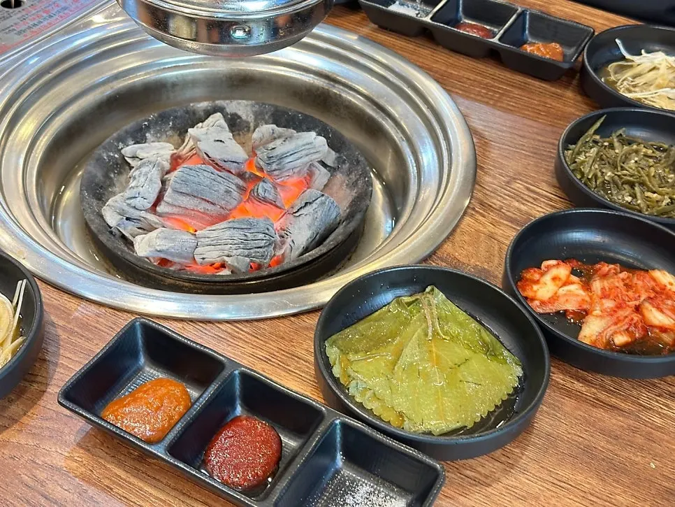 Basic side dishes with pickled perilla leaves and kimchi