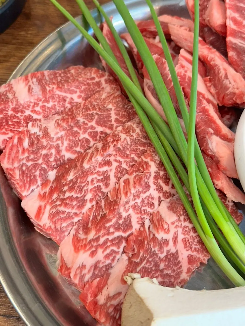 Close-up of the grilled meat from the assorted set