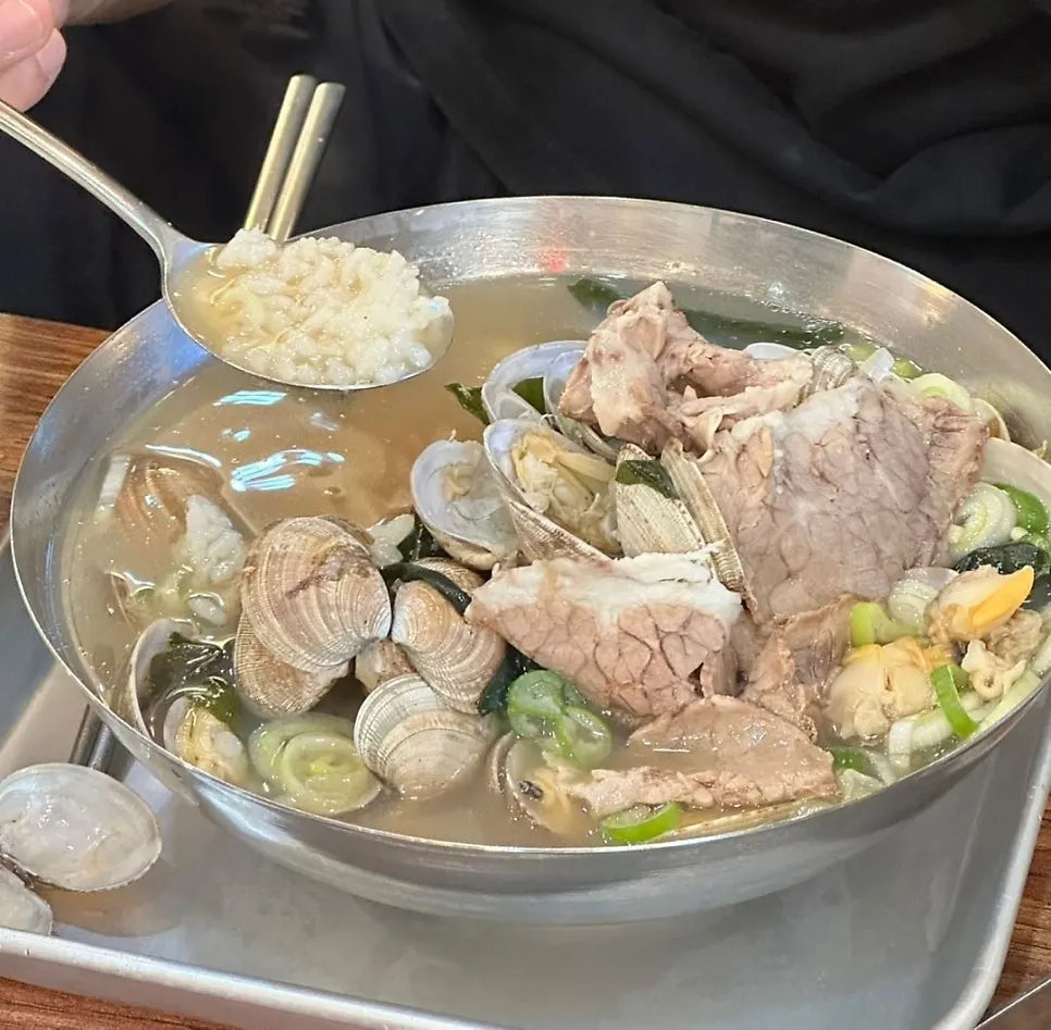 Broth of the gukbap packed with clams