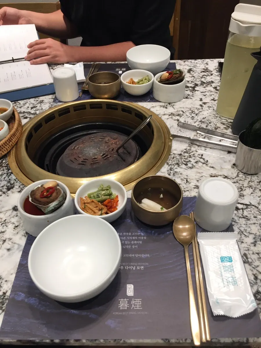 미리 차려진 기본 상차림과 쌈채소