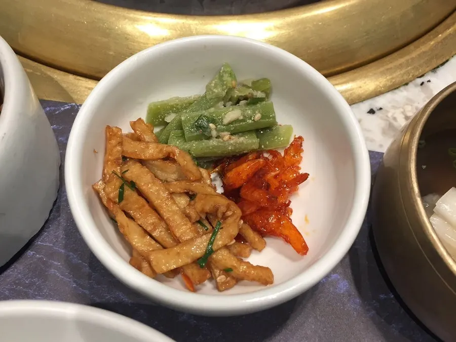 반쯤 비운 반찬 그릇이 놓인 상차림