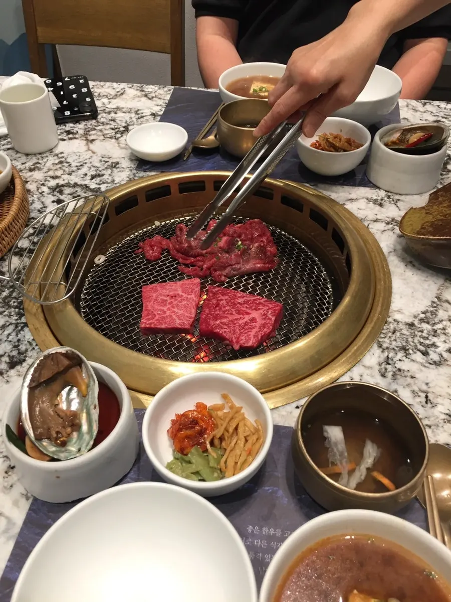 굽기 전 한우 숯불양념구이와 등심 고기 접시
