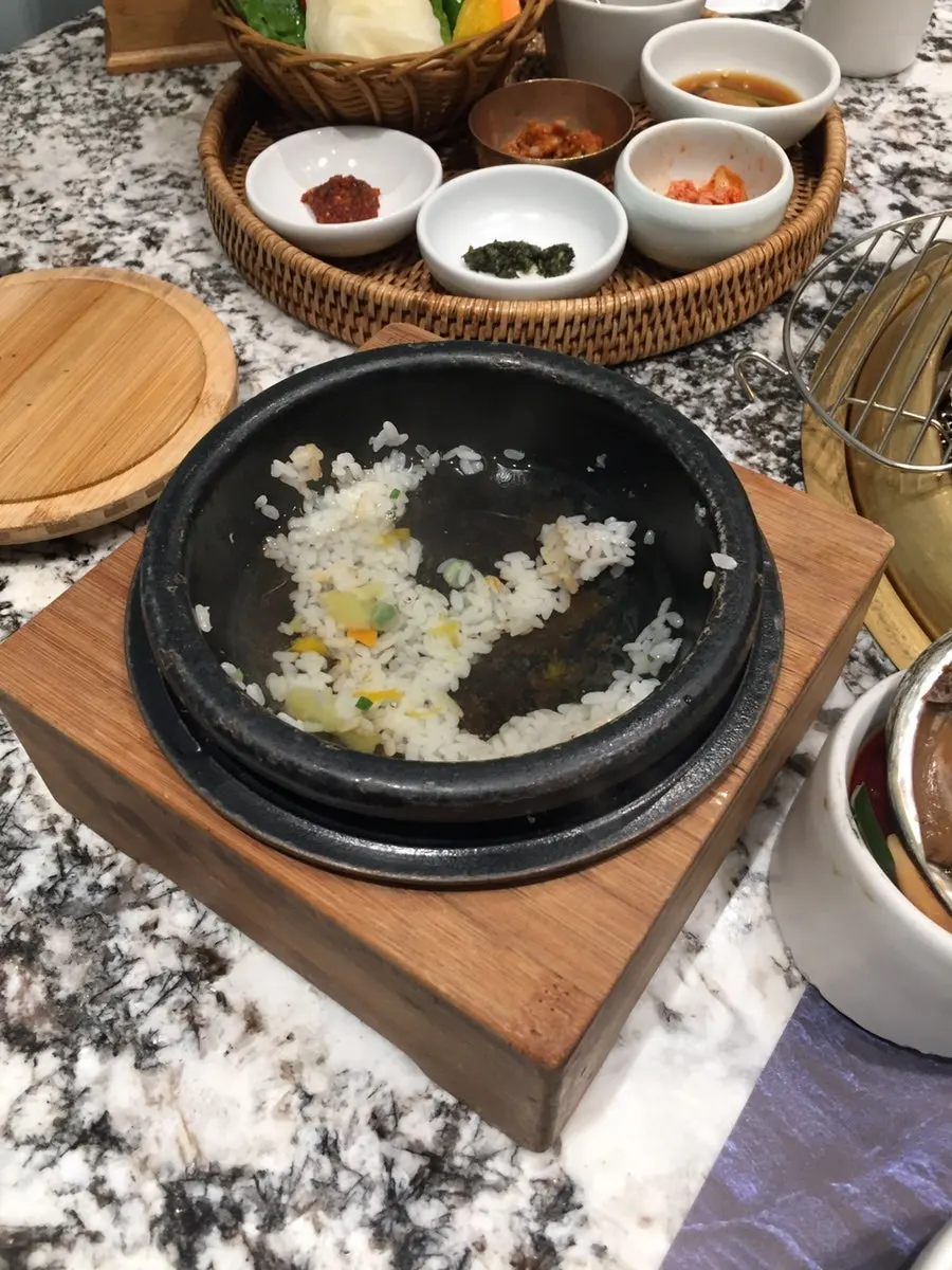 밥을 덜어내고 물을 부은 솥밥