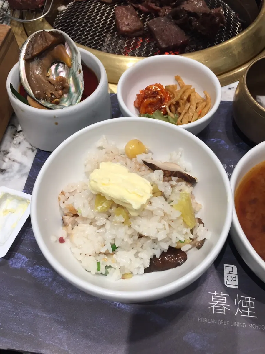 버터와 간장소스를 올린 전복장 버터밥