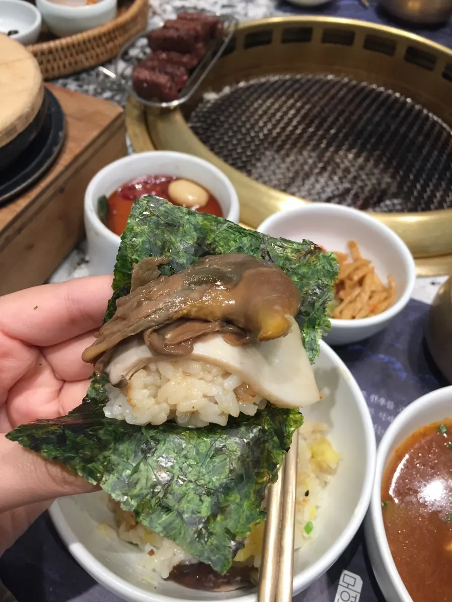 김에 싸 먹는 전복장 버터밥 한 입