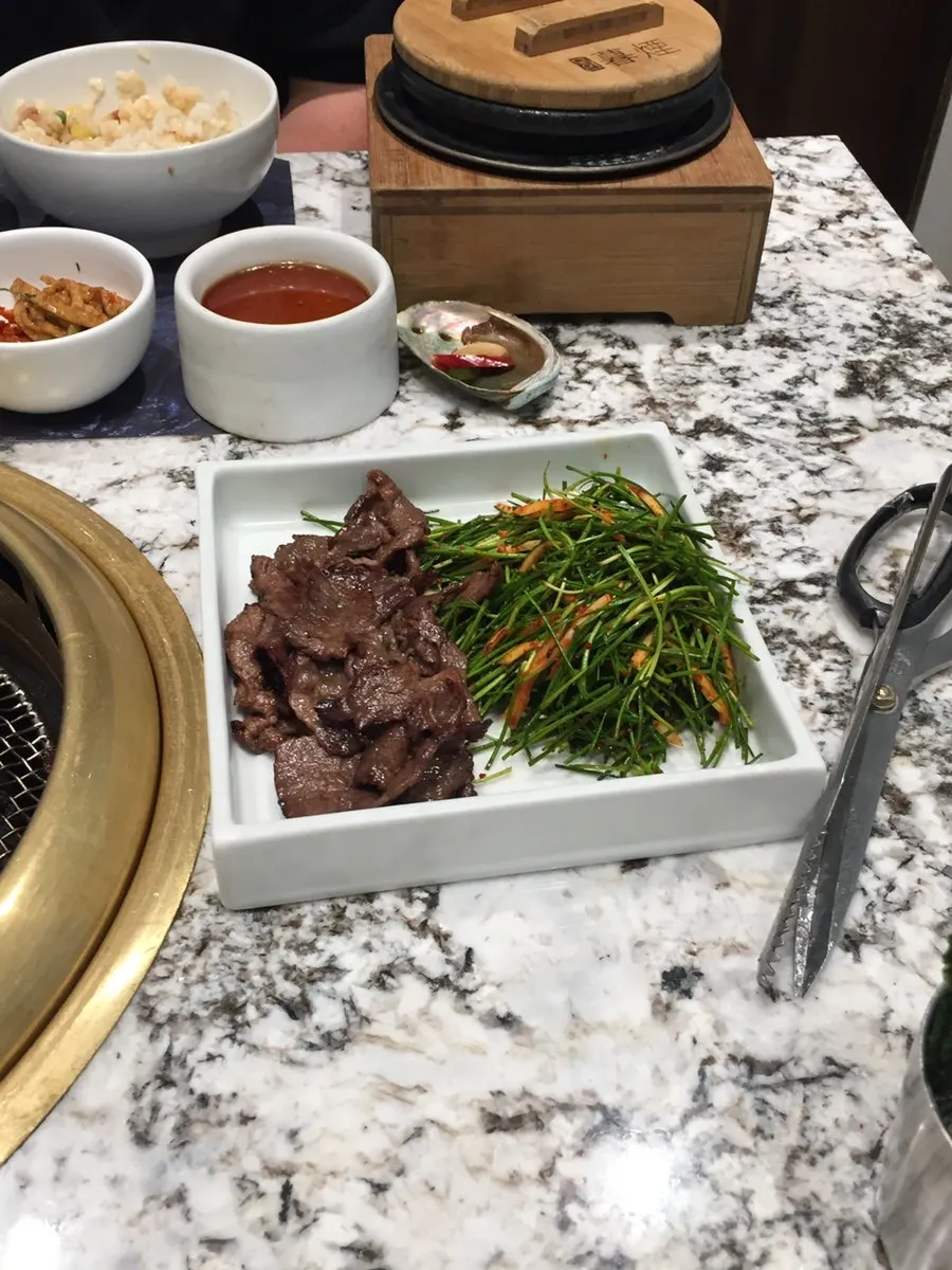 직원이 구워준 숯불향 나는 한우 고기