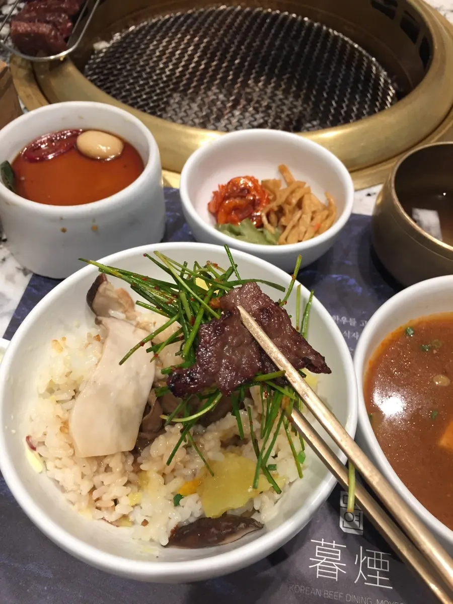 야채무침과 함께 먹는 한우 숯불양념구이