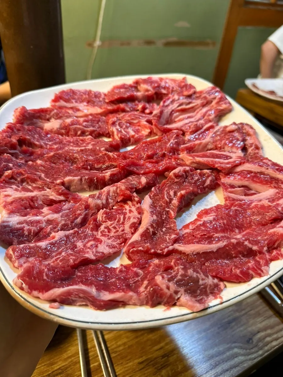 麻浦牧场点牛肉的餐桌摆盘