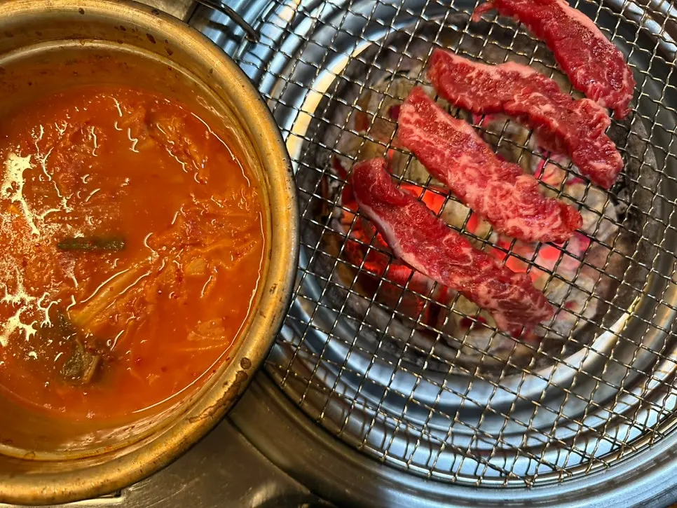 烤盘上厚切的皇帝牛肋条