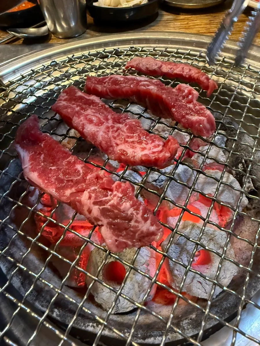 正在烤的黑安格斯皇帝牛肋条
