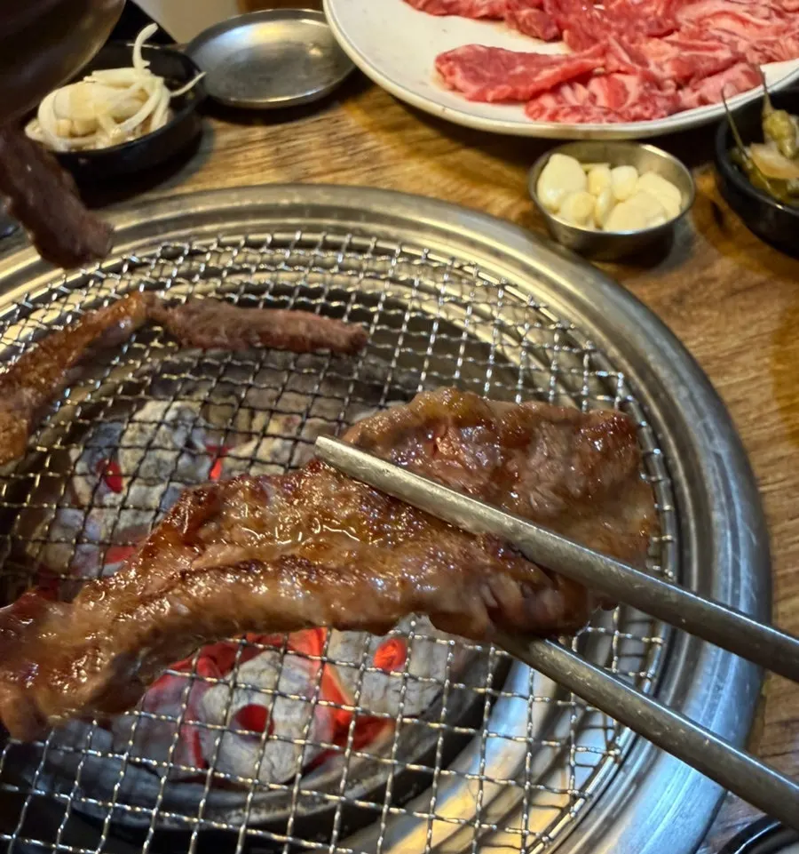 享用黑安格斯牛肋条的用餐画面