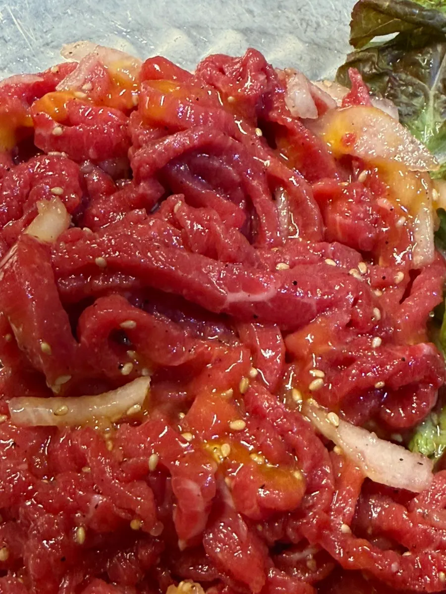 配调味料端上的韩牛生拌牛肉