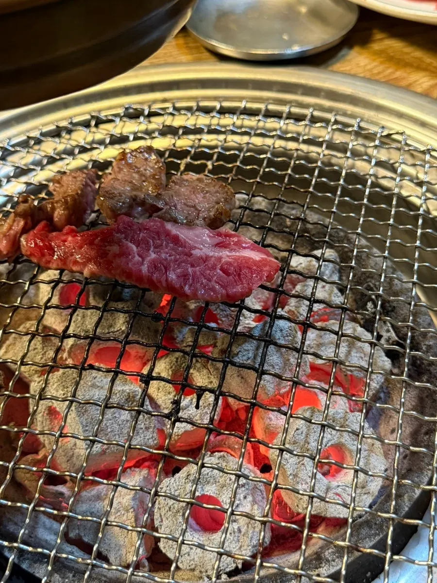 在强火炉上烤皇帝牛肋条