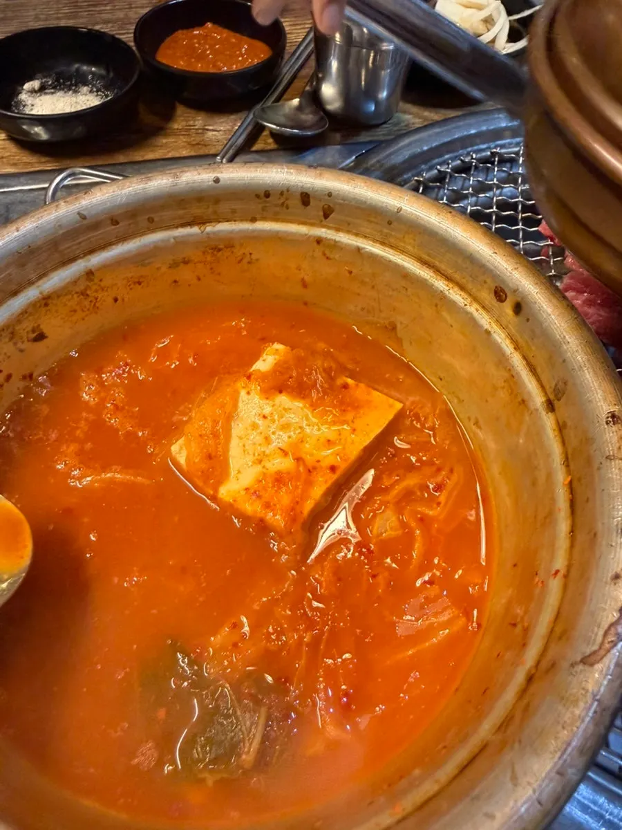 随烤肉端上的泡菜汤和小菜