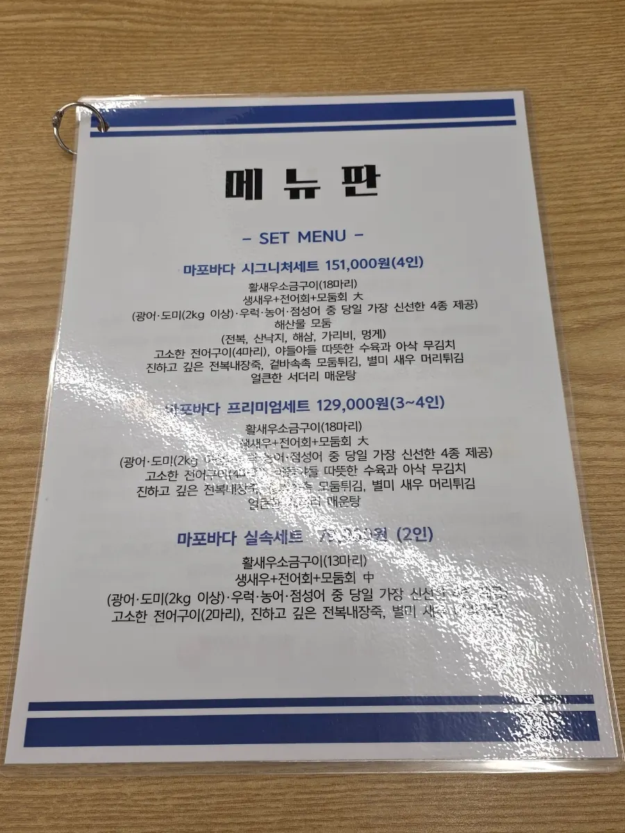 여유 있는 테이블 간격의 매장 내부